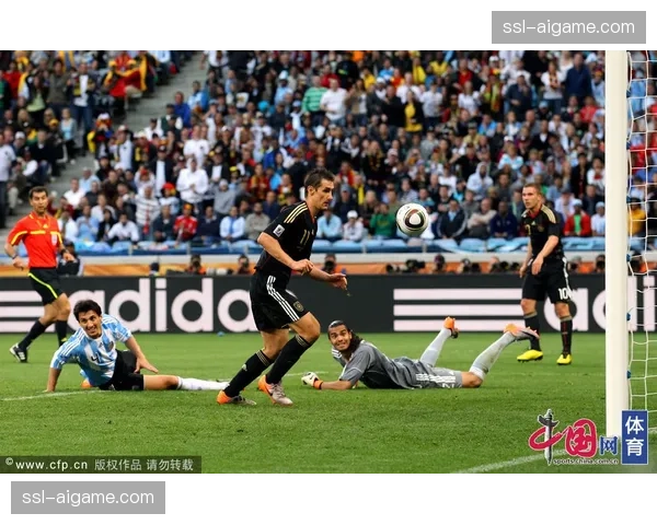 门兴格拉德巴赫2-2法兰克福,客队两次通过边路快速推进取得进球